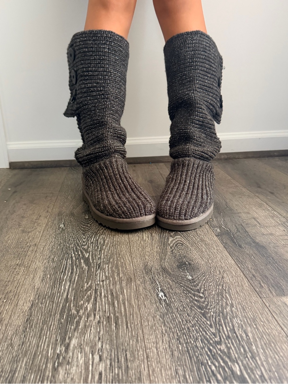 Ugg Classic Cardy Boot
Sweater Cozy Mid-Calf Knit Button Boots - Gray size 9 - Picture 6 of 7